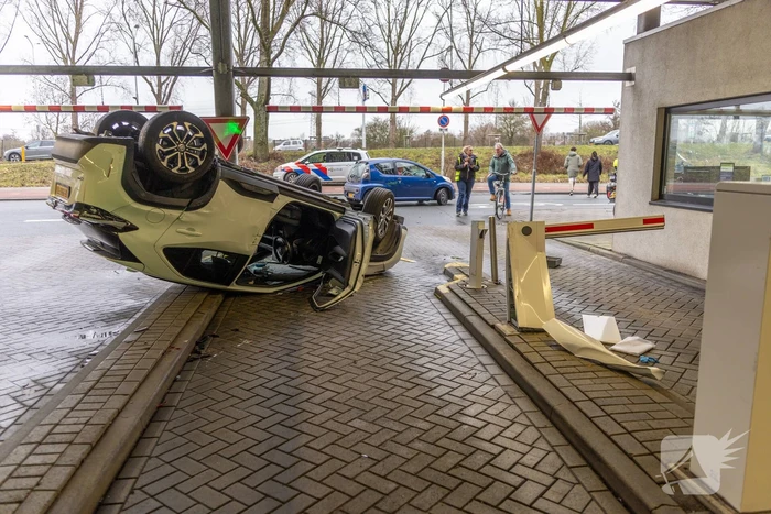 Auto belandt op kop bij ongeval