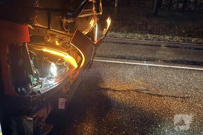 Aanrijding tussen auto en stadsbus met gewonde