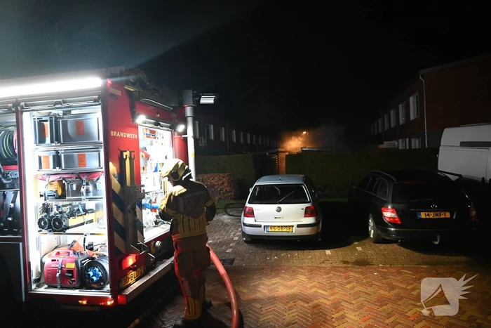 Brand in bijgebouw zorgt voor flinke rookontwikkeling