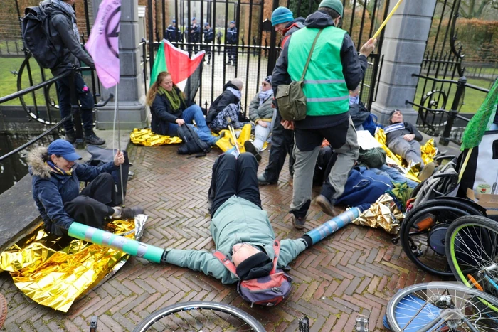 Tientallen demonstranten bij Paleis van koning bij presentatie kabinet