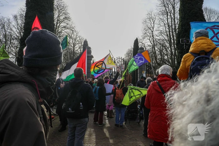 Tientallen demonstranten bij Paleis van koning bij presentatie kabinet