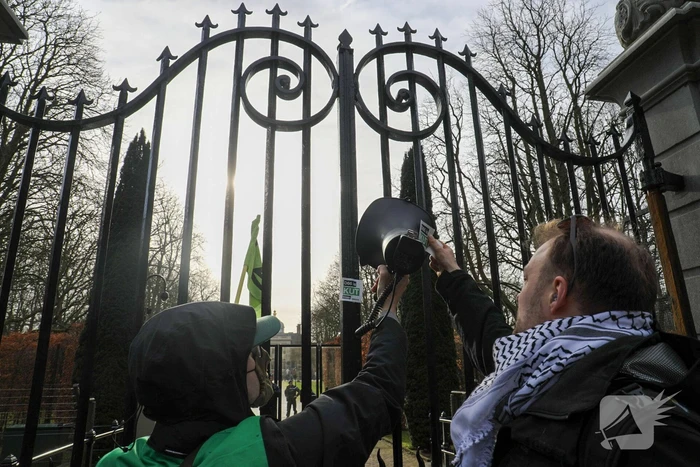 Tientallen demonstranten bij Paleis van koning bij presentatie kabinet