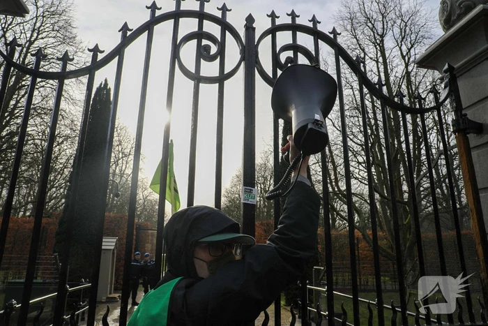 Tientallen demonstranten bij Paleis van koning bij presentatie kabinet