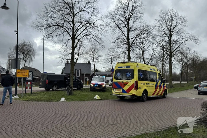 Bestelbus rijdt jongeman op fiets aan