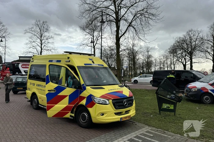 Bestelbus rijdt jongeman op fiets aan