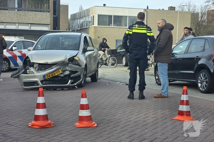 Auto komt in botsing met geparkeerd voertuig