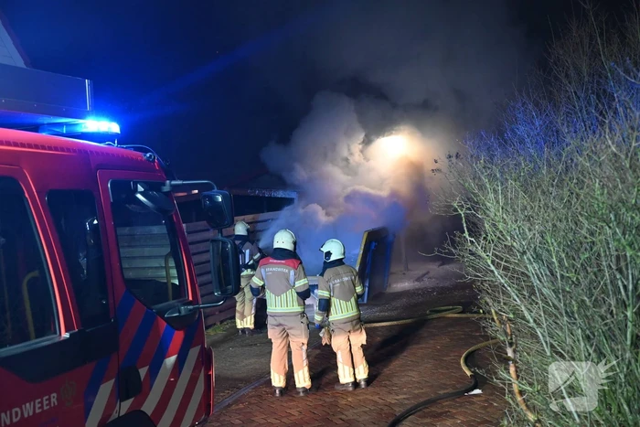 Container met bouw afval in lichterlaaie