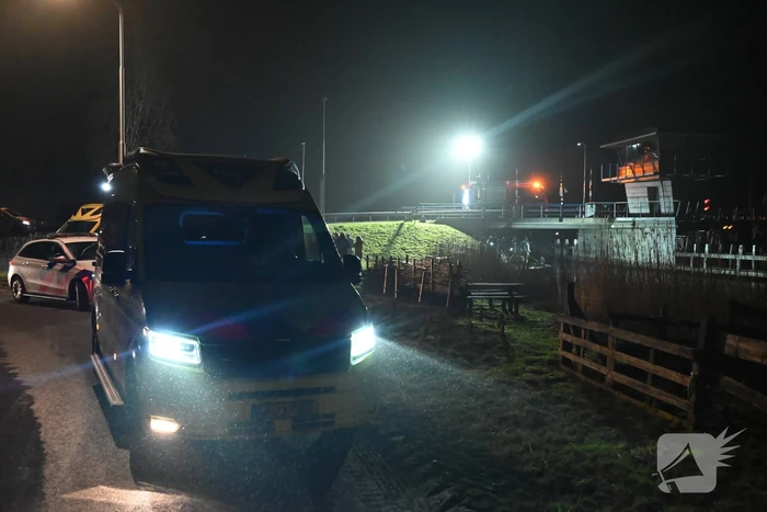 Brandweer zoekt in water naar persoon