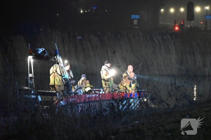 Brandweer zoekt in water naar persoon