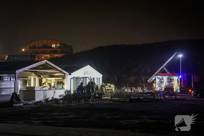 Dak van strandtent in brand