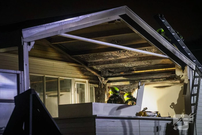 Dak van strandtent in brand