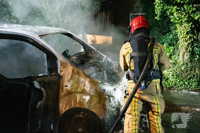 Auto volledig verwoest door brand