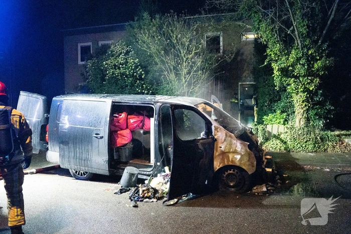 Auto volledig verwoest door brand