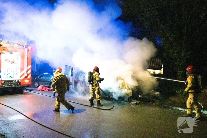 Auto volledig verwoest door brand