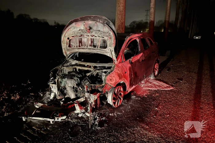 Auto vliegt tijdens rijden in brand