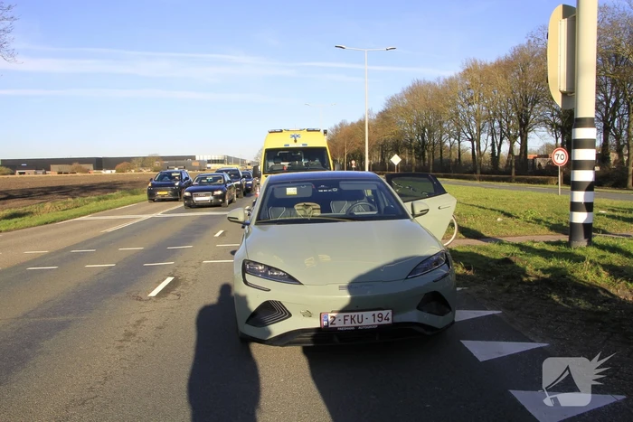 Fietser aangereden door auto na mogelijk negeren verkeerslicht