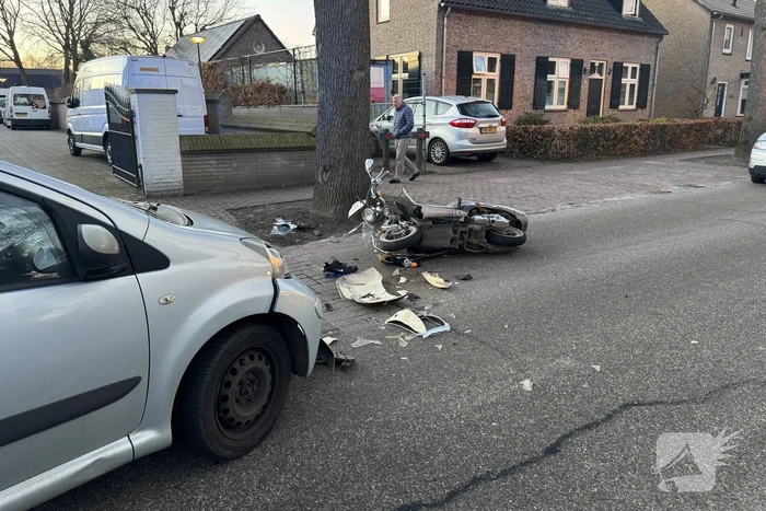 Scooterrijder gewond bij aanrijding met auto