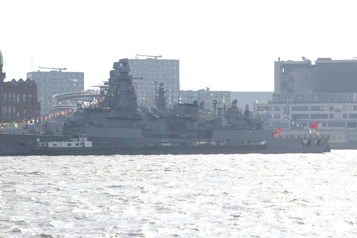 Turkse marineschepen zorgen voor veel bekijks