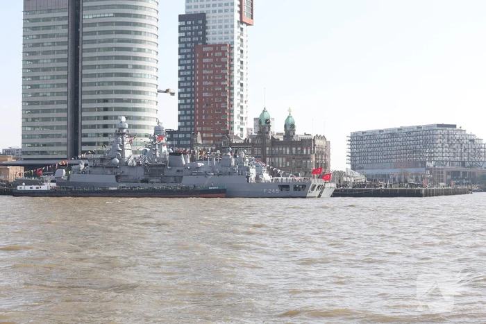 Turkse marineschepen zorgen voor veel bekijks