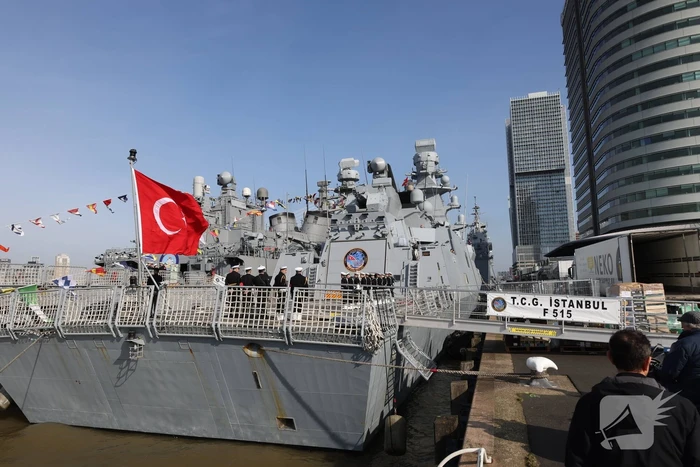 Turkse marineschepen zorgen voor veel bekijks