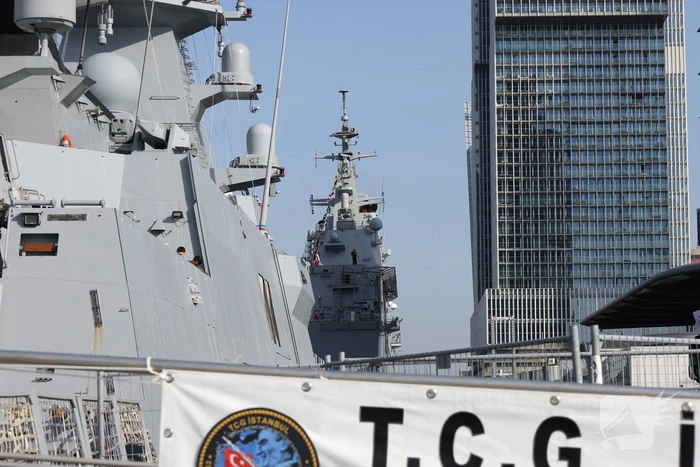 Turkse marineschepen zorgen voor veel bekijks