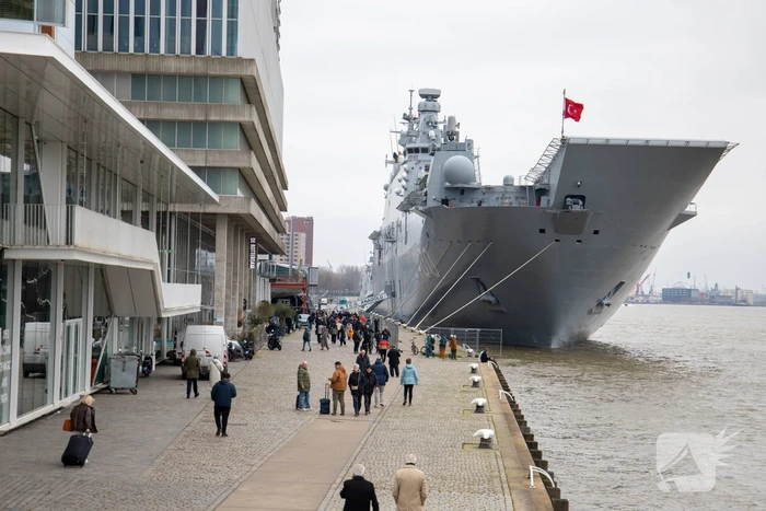 Turkse marineschepen zorgen voor veel bekijks