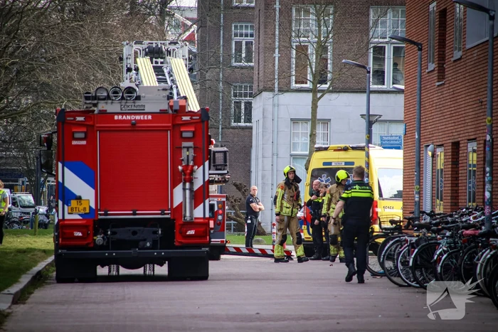 Hulpdiensten halen persoon van dak