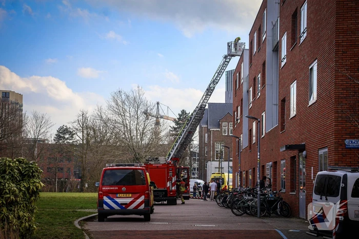 Hulpdiensten halen persoon van dak