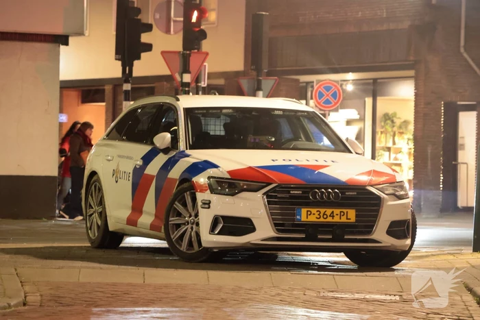 Straat afgesloten door politieagenten