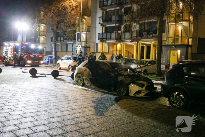 Auto volledig uitgebrand na vermoedelijke brandstichting
