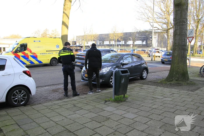 Fietser ernstig gewond na aanrijding op rotonde