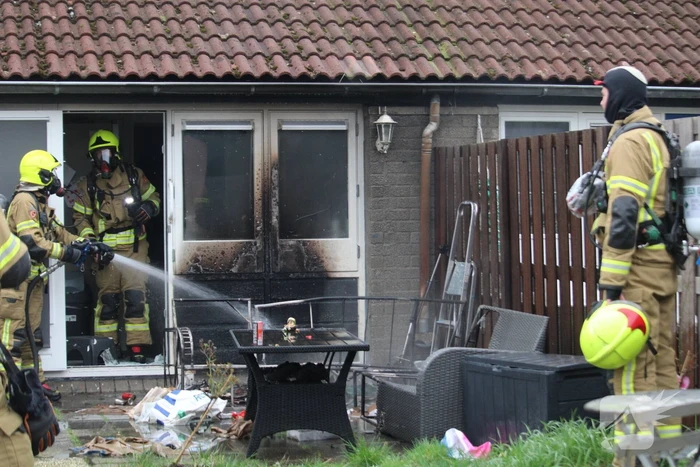 Brand in tuin leidt tot woningbeschadiging