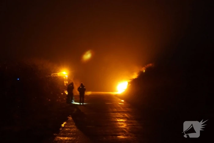 Inzittenden ontsnappen ternauwernood van brandend voertuig
