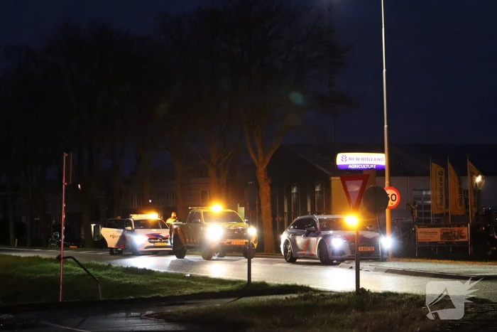 Vrachtwagen raakt van de weg en komt in het water