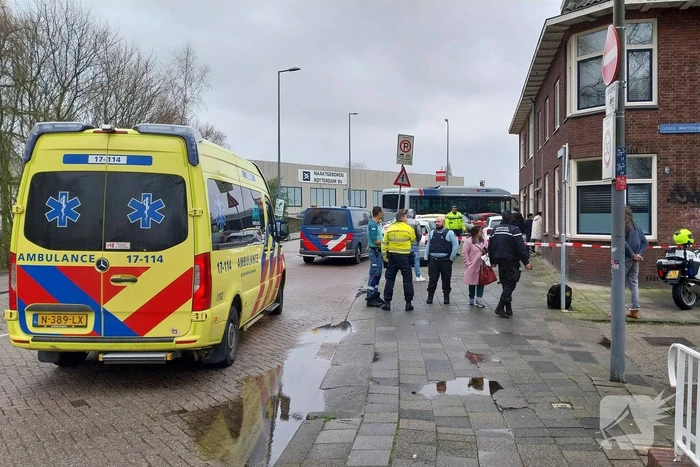 Meisje gewond nadat auto op stoep belandt