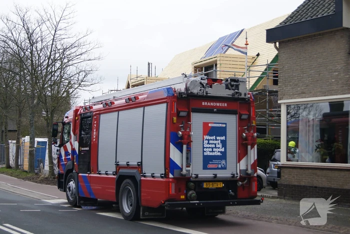 Groot dak deel van woning in aanbouw slaat los door harde wind
