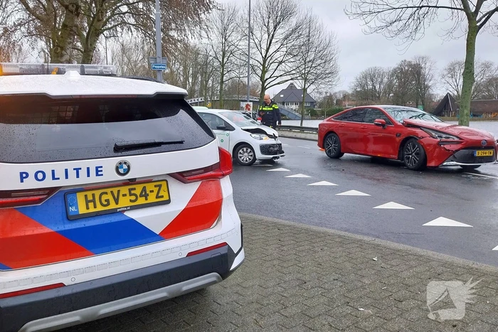 Auto's beschadigd na botsing op kruising