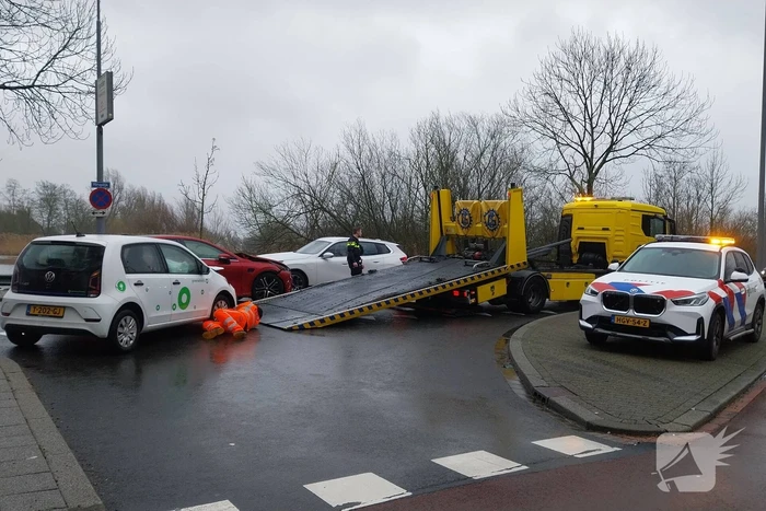 Auto's beschadigd na botsing op kruising