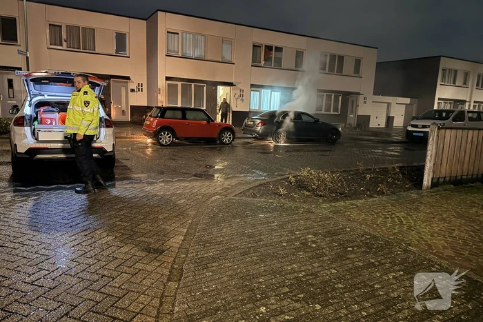 Twee auto's in brand na mogelijke brandstichting