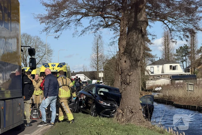 Auto botst tegen boom, grote inzet hulpdiensten