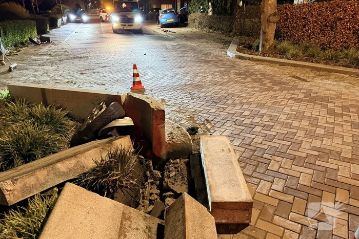 Auto botst op wegversmalling, bestuurder gewond