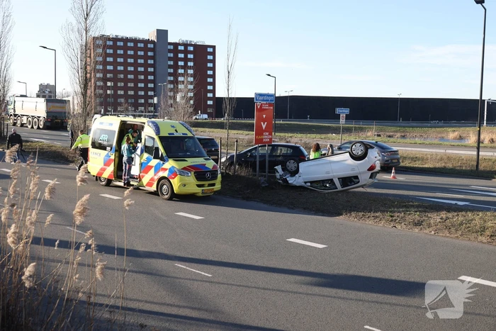 Auto slaat over de kop bij ongeval