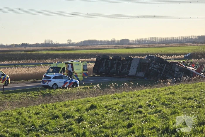 Vrachtwagen met betonblokken kantelt