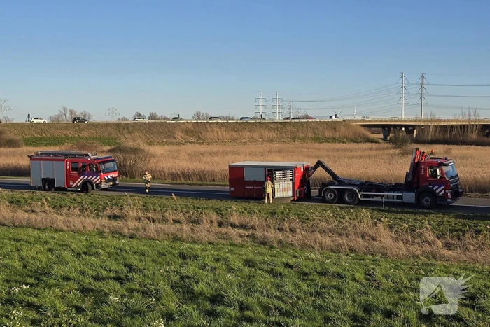 Vrachtwagen met betonblokken kantelt