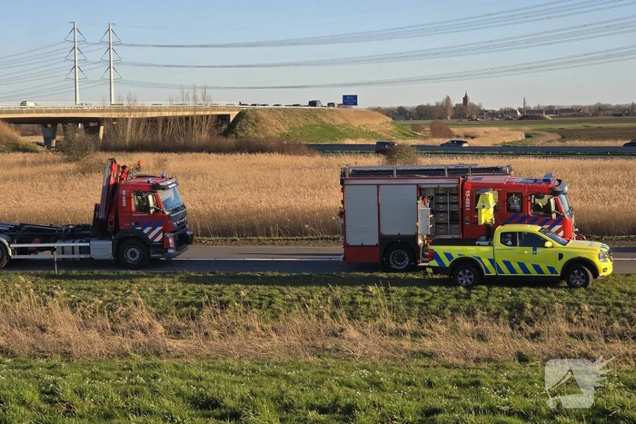 Vrachtwagen met betonblokken kantelt