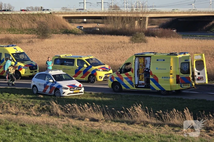 Vrachtwagen met betonblokken kantelt