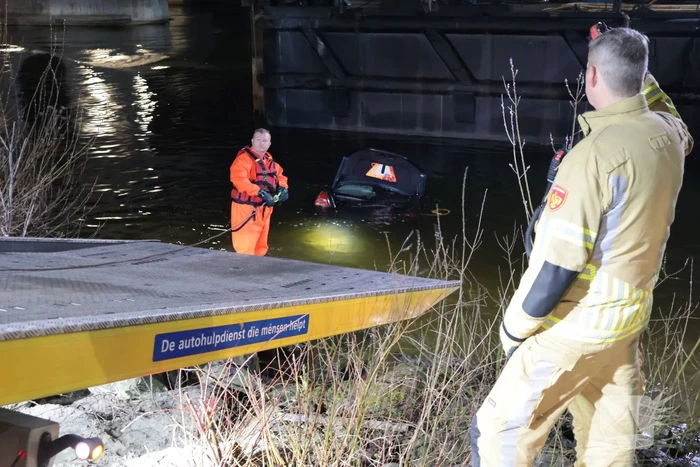 Auto te water na ongeval