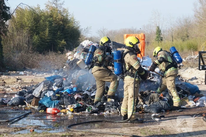 Vrachtwagenchauffeur dumpt brandende lading
