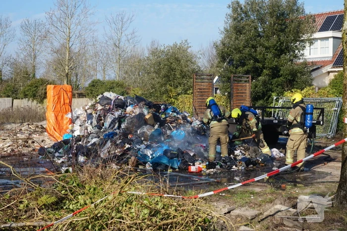 Vrachtwagenchauffeur dumpt brandende lading
