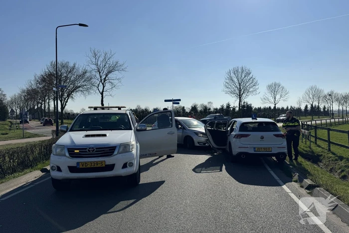 Auto botst frontaal op lesauto